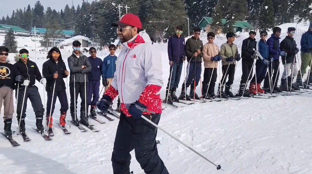 Skiing organized for youth in tourist destination Gulmarg, Kashmir Urdu News