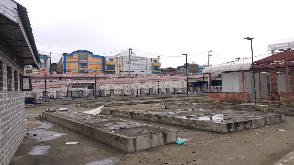 Smart City Vending Zone empty after kiosks were removed by Srinagar Municipal Corporation