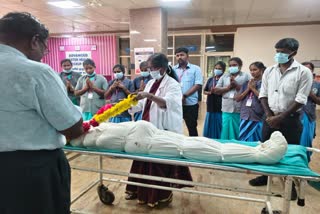 கோபாலின் உடலுக்கு மருத்துவர்கள் மரியாதை