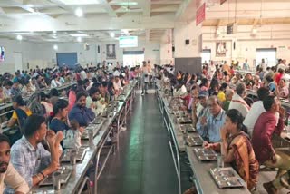 Devotees having food at the Shirdi  Prasadalayam (File)