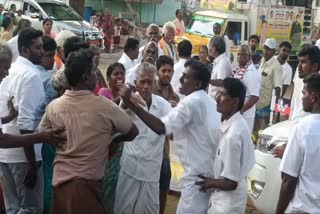 வேட்பாளரிடம் கேள்வி கேட்டவர்களை தாக்கும் அதிமுகவினர்