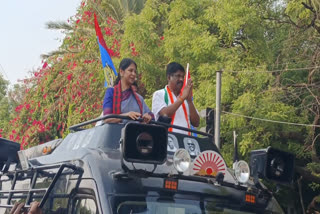 கை சின்னத்திற்கு வாக்கு சேகரித்த திமுக எம்பி கனிமொழி