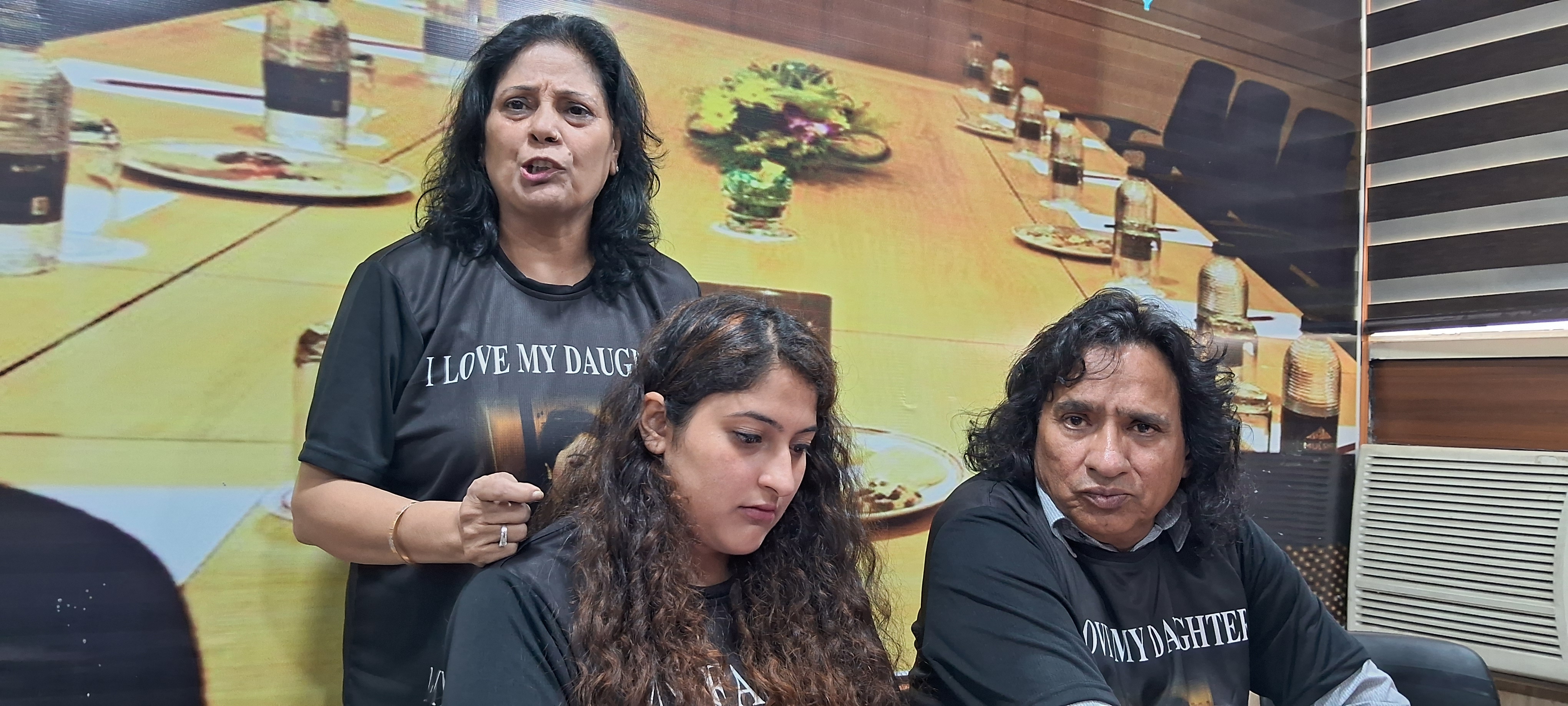 मां-पिता के साथ प्रिनिता.