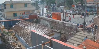 சாலையில் சென்ற பெண் மீது மோதிய கார்!