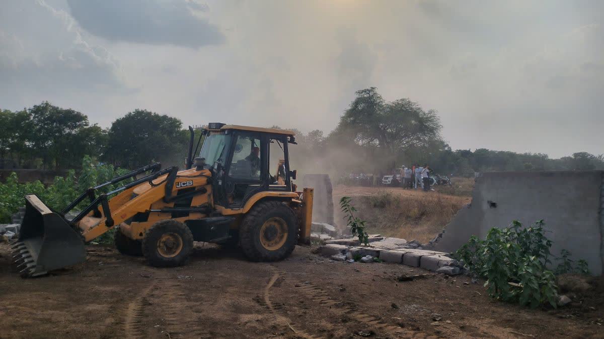धमतरी में प्रशासन का 'बुलडोजर' प्रहार: सरकारी भूमि पर अवैध अतिक्रमण के खिलाफ बड़ी कार्रवाई