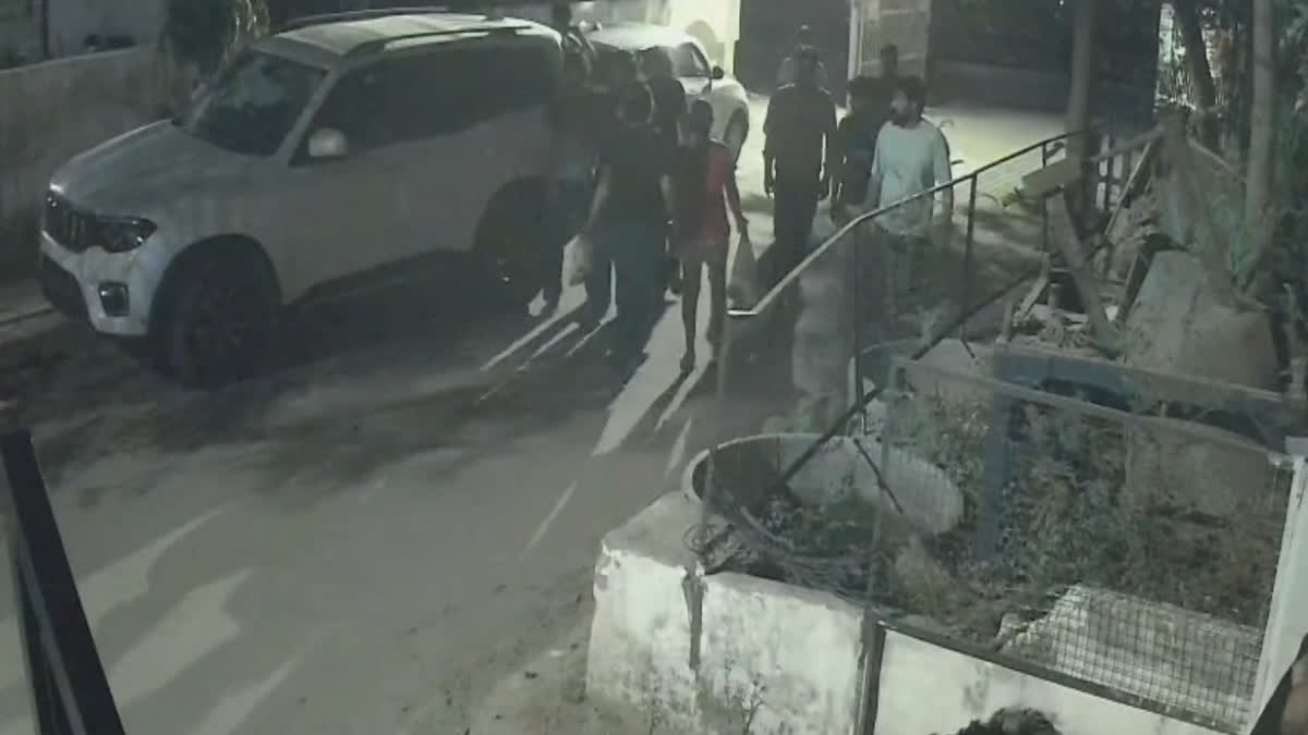 Two groups exchange fire over a money dispute in Gurugram