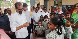 நகராட்சி தொடக்கப்பள்ளியில் மாணவர்களுடன் உரையாடிய  அமைச்சர் வெங்கடரமணன்