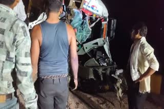 क्रेन की मदद से वाहन को हटाया गया