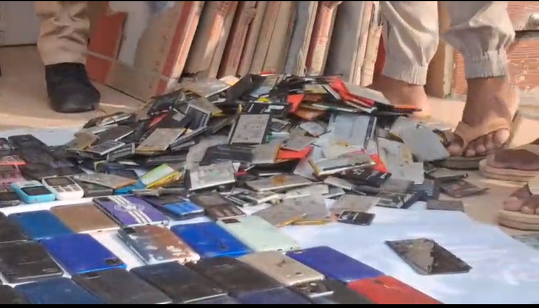 Police recover over a hundred stolen mobile phones and arrest 6 people in Lakhimpur