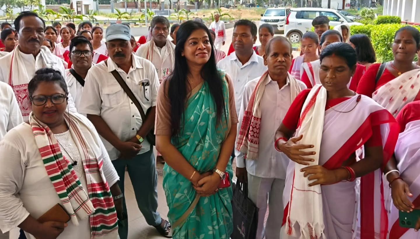 Nisha Oraon Met Lohardaga DC