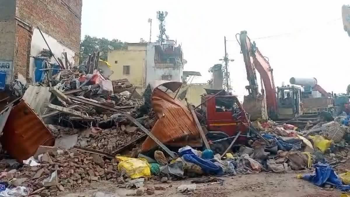 building collapsed in azadpur market in delhi