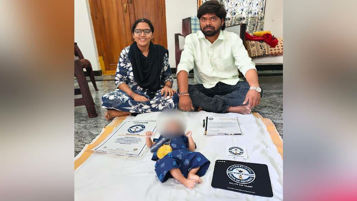 ஆதார் சாதனை குழந்தையுடன் அதன் பெற்றோர் பவன்குமார் மற்றும் வரலட்சுமி