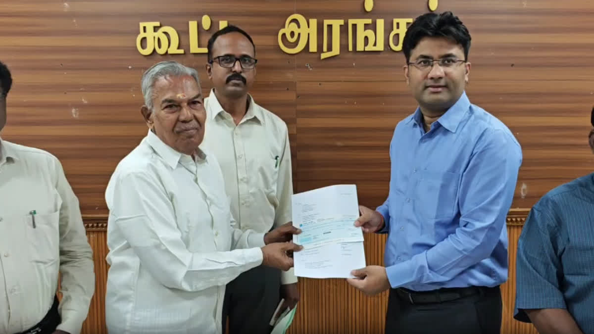 மாவட்ட ஆட்சியரிடம் காசோலையை வழங்கிய முதியவர் சுப்பையா