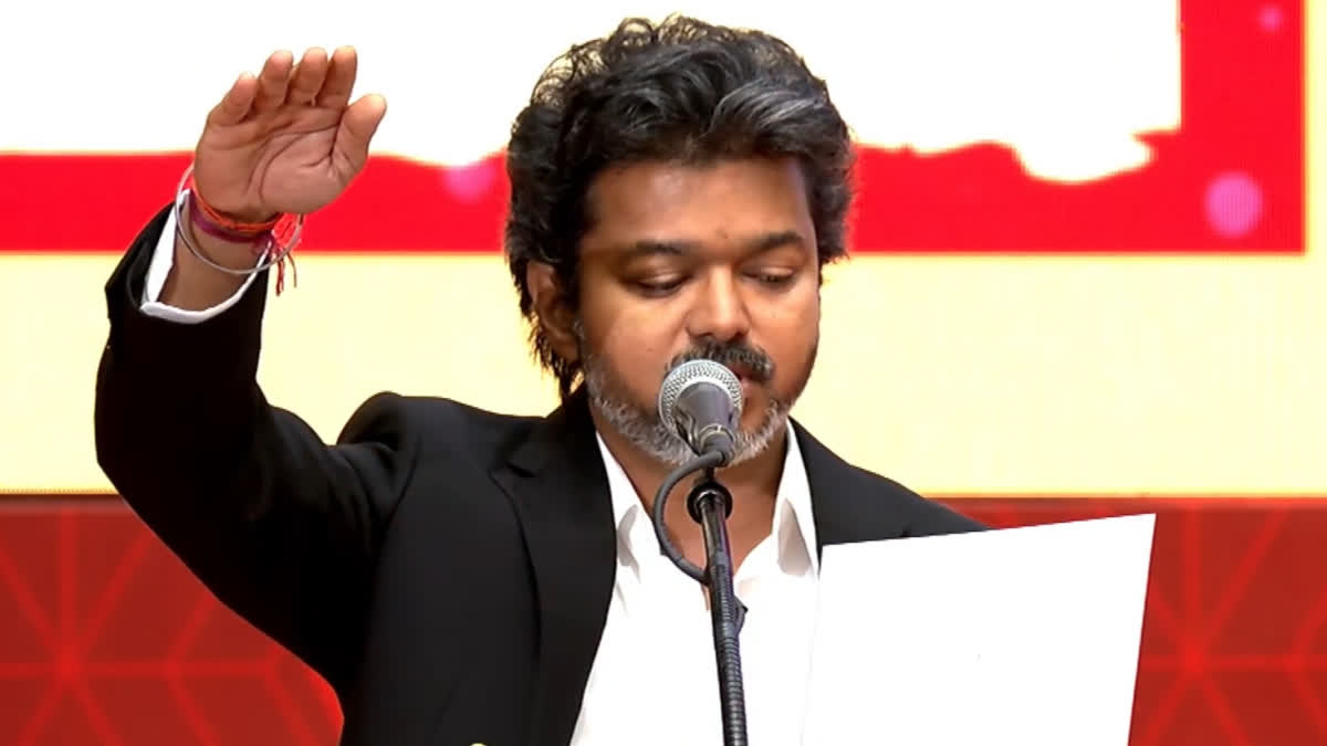 மாணவர்களுடன் உறுதிமொழி ஏற்ற முதல்வர் விஜய்