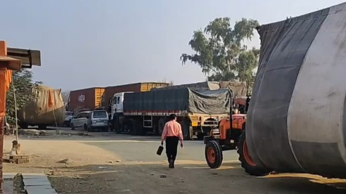 Traffic jam in Dara Valley of NH 52