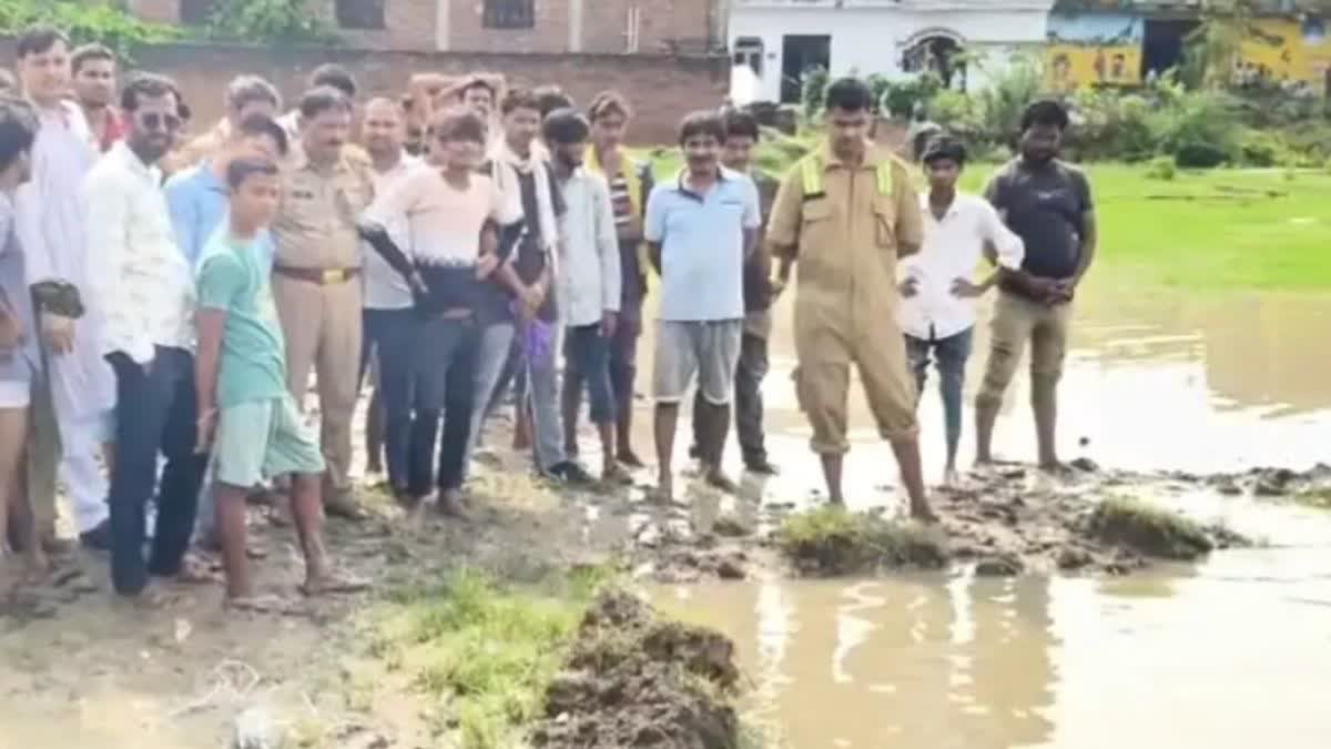 मौके पर मौजूद स्थानीय लोग व बचाव दल की टीम
