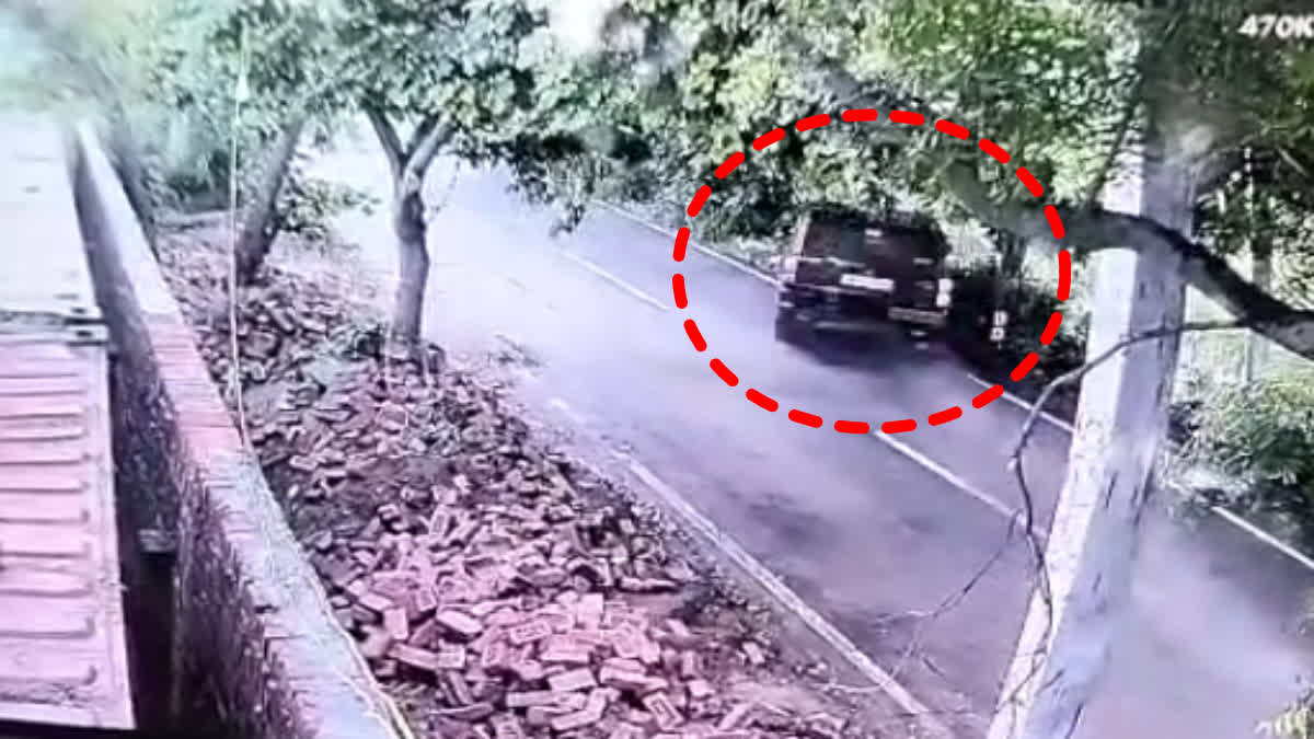 Speeding Scorpio collided with a tree on the Atali Kaurali road in Faridabad
