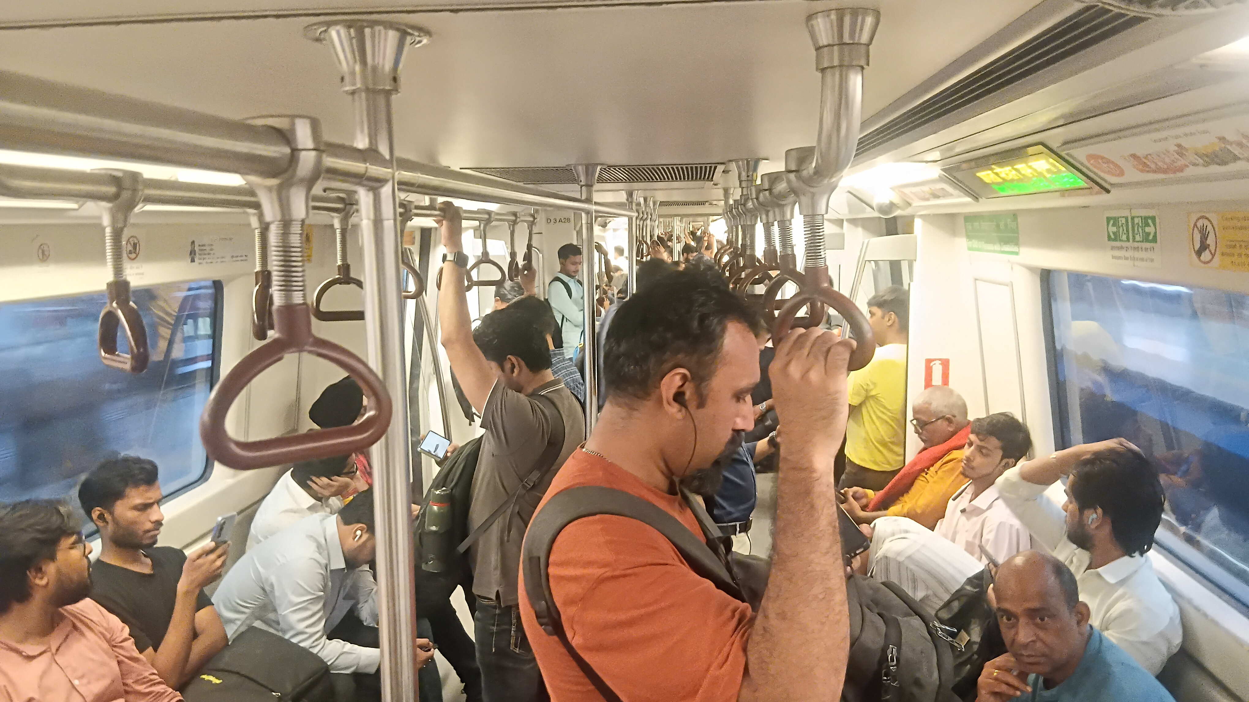 मेट्रो, रेलवे स्टेशन व बाजारों पर निगरानी