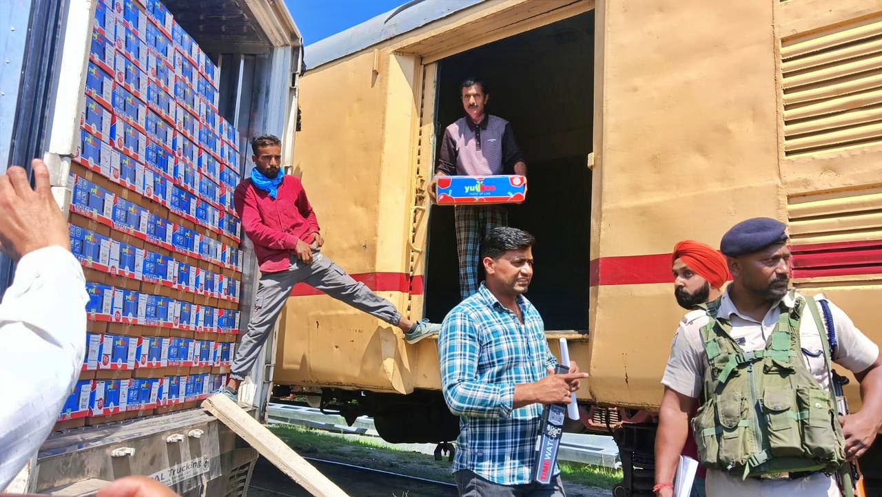 Workers load apples in the first parcel train from Kashmir to Delhi at Budgam station in J&K on Thursday, Sept 11 2025.