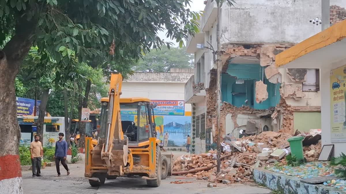 Collectorate mosque demolished in Saharanpur.