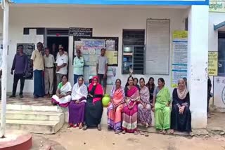 Acute drinking water problem Hullahalli village: Villagers protest outside Gram Panchayat, pots in hand