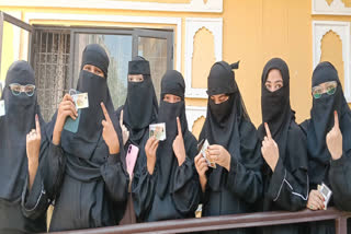Young women at a polling station in the Kishanpole area of ​​Jaipur.