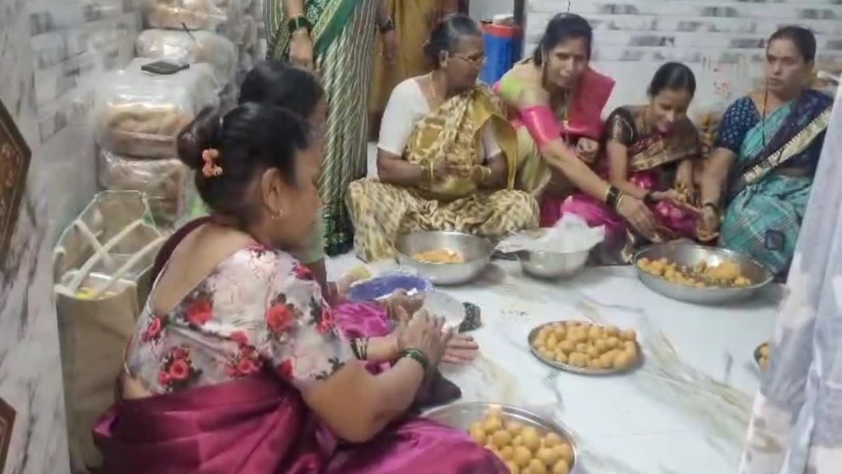 फराळ तयार करताना बचत गटाच्या महिला