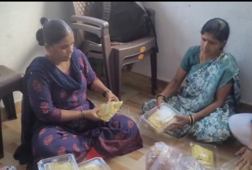 फराळ तयार करताना बचत गटाच्या महिला