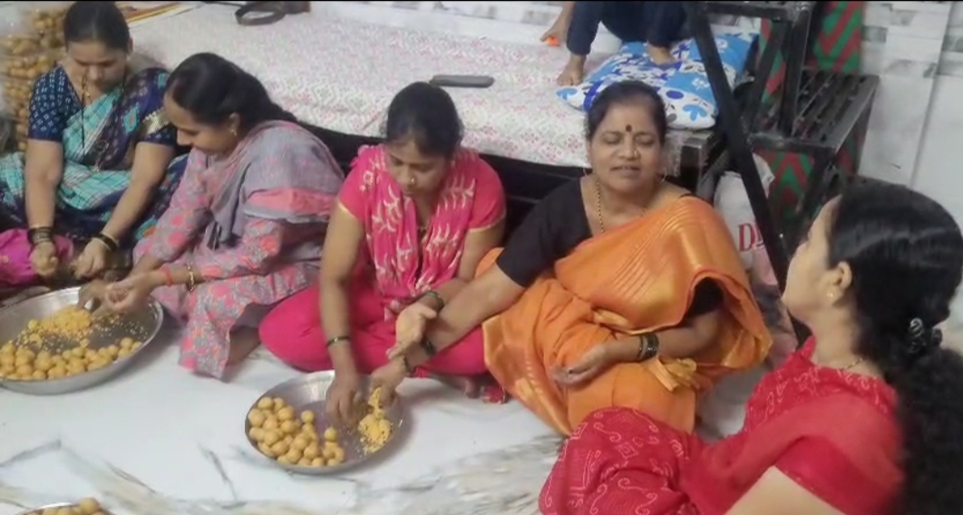 फराळ तयार करताना बचत गटाच्या महिला