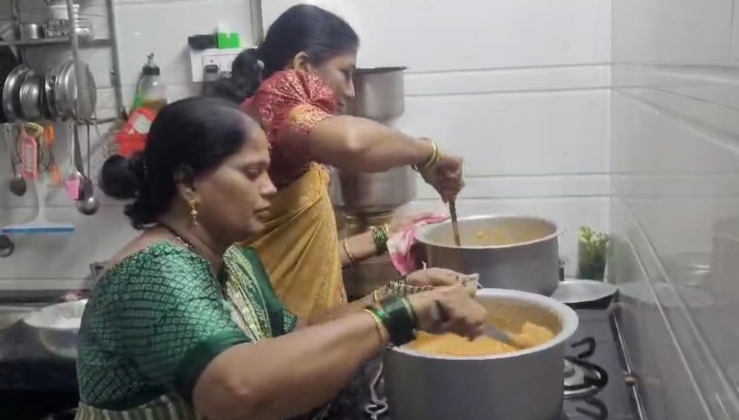 फराळ तयार करताना बचत गटाच्या महिला