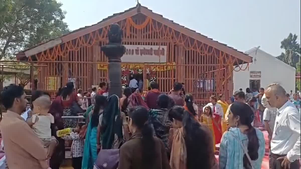 मां दंतेश्वरी के दरबार में उमड़ा आस्था का सैलाब, नवरात्र के पहले दिन भक्तों की भीड़, मोबाइल कैमरा प्रतिबंधित