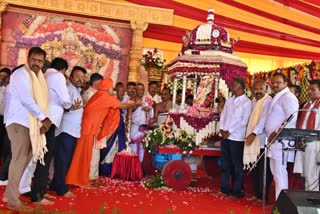 MYSURU  ABHINAVA GAVISIDDESHWARA SWAMIJI  ಮೈಸೂರು ದಸರಾ ಉದ್ಘಾಟನೆ  ಚಾಮುಂಡಿ ತಾಯಿ