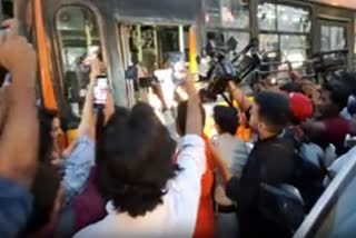 महिला पत्रकार समेत प्रदर्शनकारियों को डिटेन करते हुए