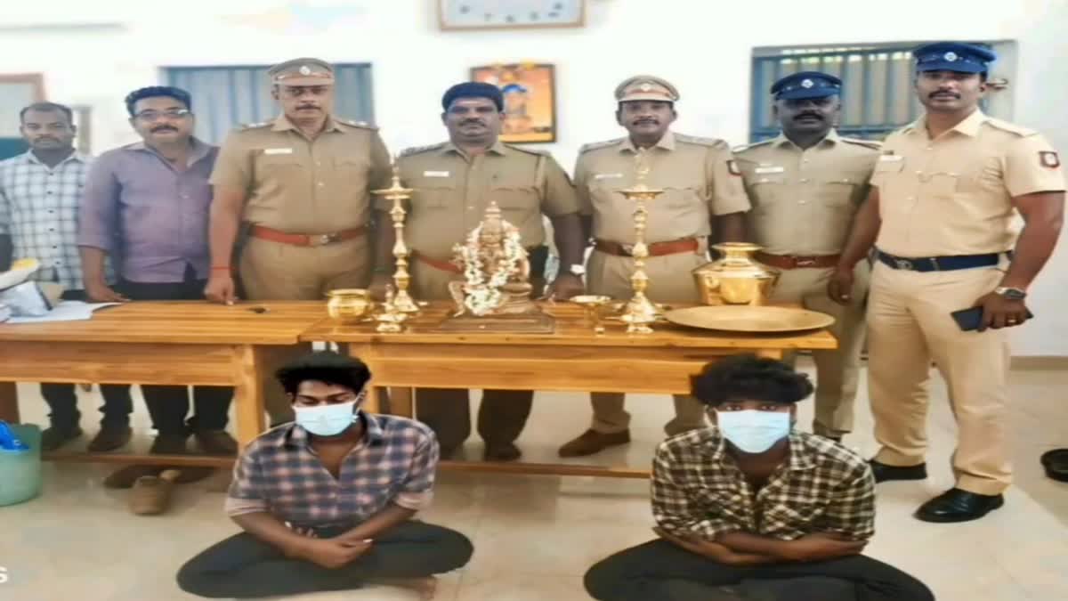 கடவுள் பயம் கொஞ்சமும் இல்லை.... அம்மன் சிலையை திருடிய இளைஞர்கள் கைது