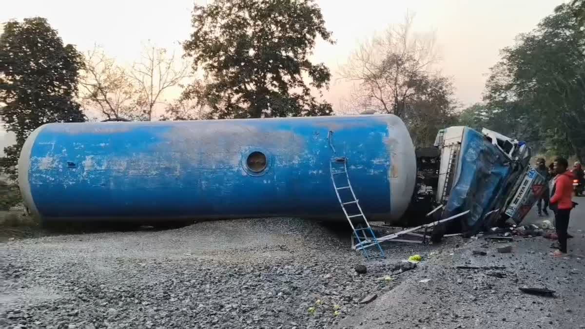 Gas leak fear grips as LPG gas tanker overturns near Banjarighati of Kalahandi