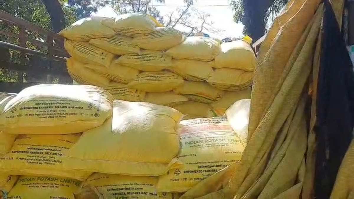 खाद की कालाबाजारी पर प्रशासन ने कसा शिकंजा, रतलाम में यूरिया खाद से भरा  ट्रक जब्त