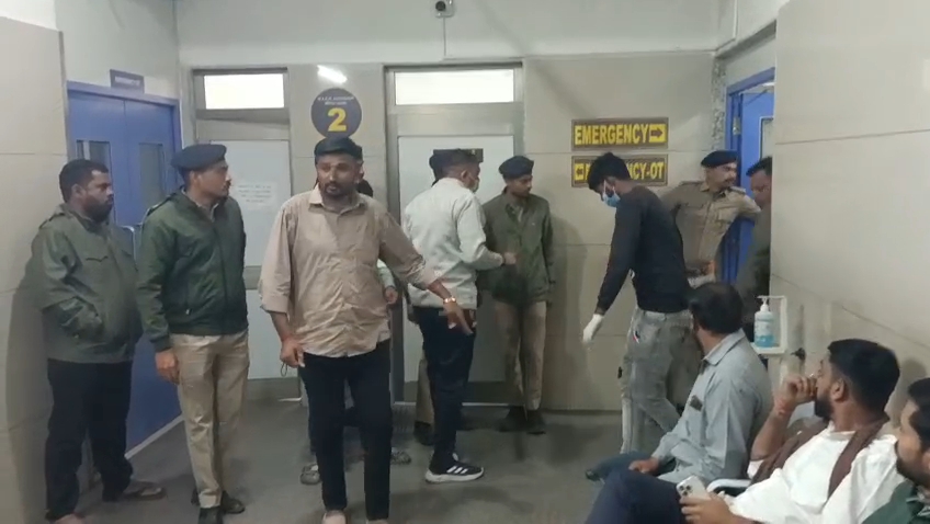આરોપી અને ઈજાગ્રસ્ત પોલીસકર્મીને હોસ્પિટલમાં સારવાર અર્થે લવાયા