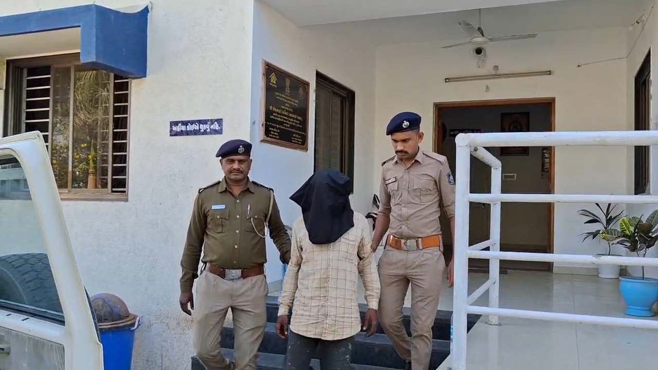 પોલીસે સ્વબચાવમાં ફાયરિંગ કરતા આરોપીના બંને પગમાં વાગી ગોળી