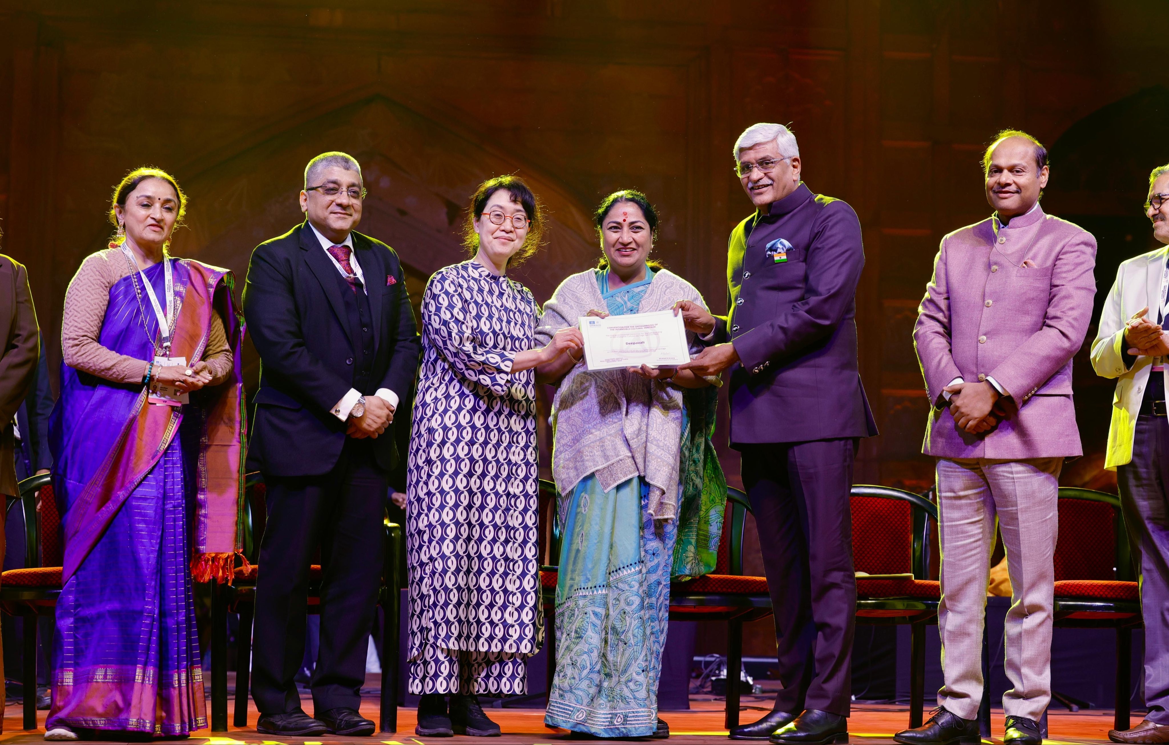 यूनेस्को अधिकारी से सीएम रेखा प्रमाण पत्र लेते हुए