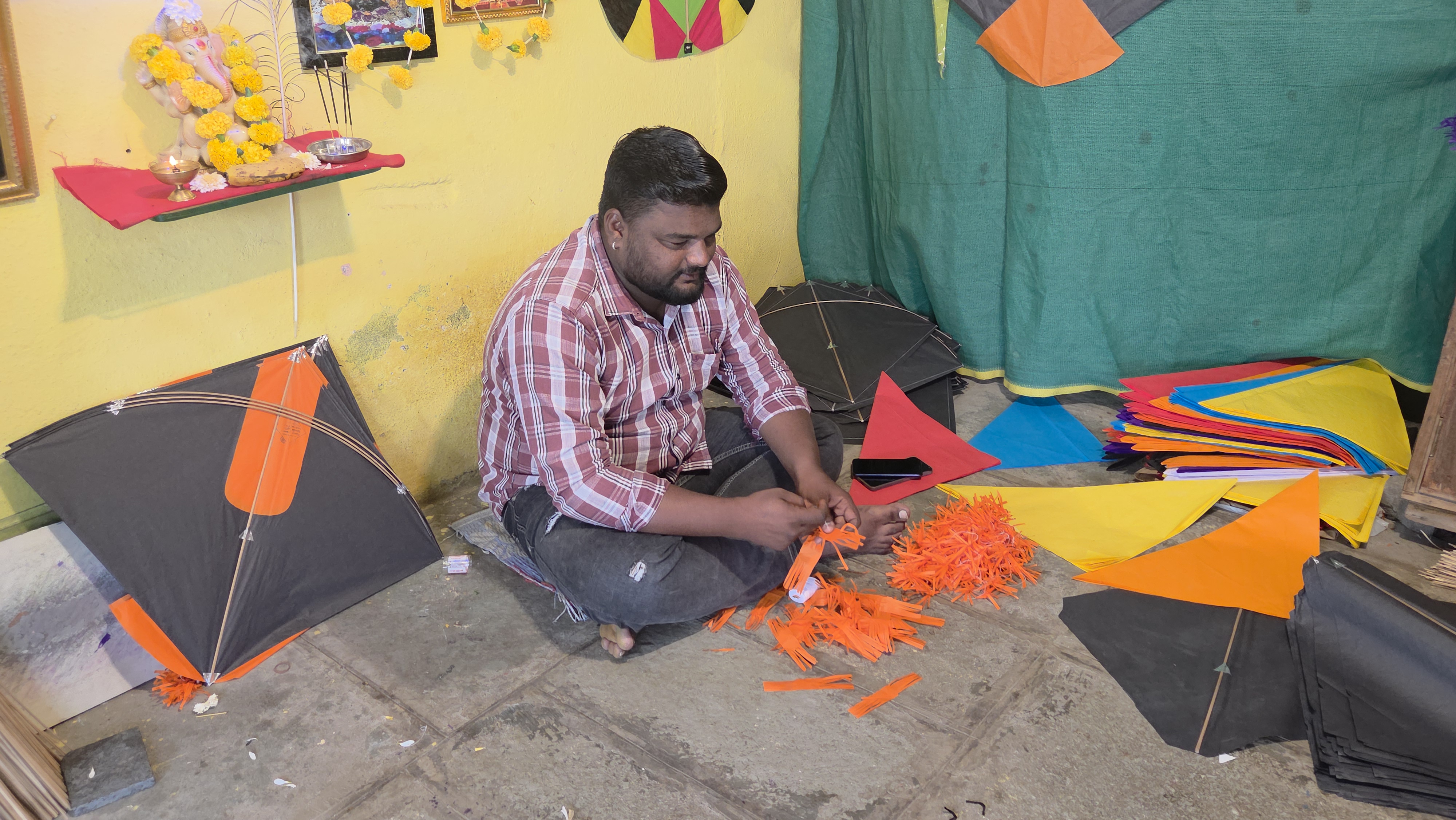 Many families are engaged in kite making year-round, but they are facing difficulties due to inflation in Chhatrapati Sambhajinagar