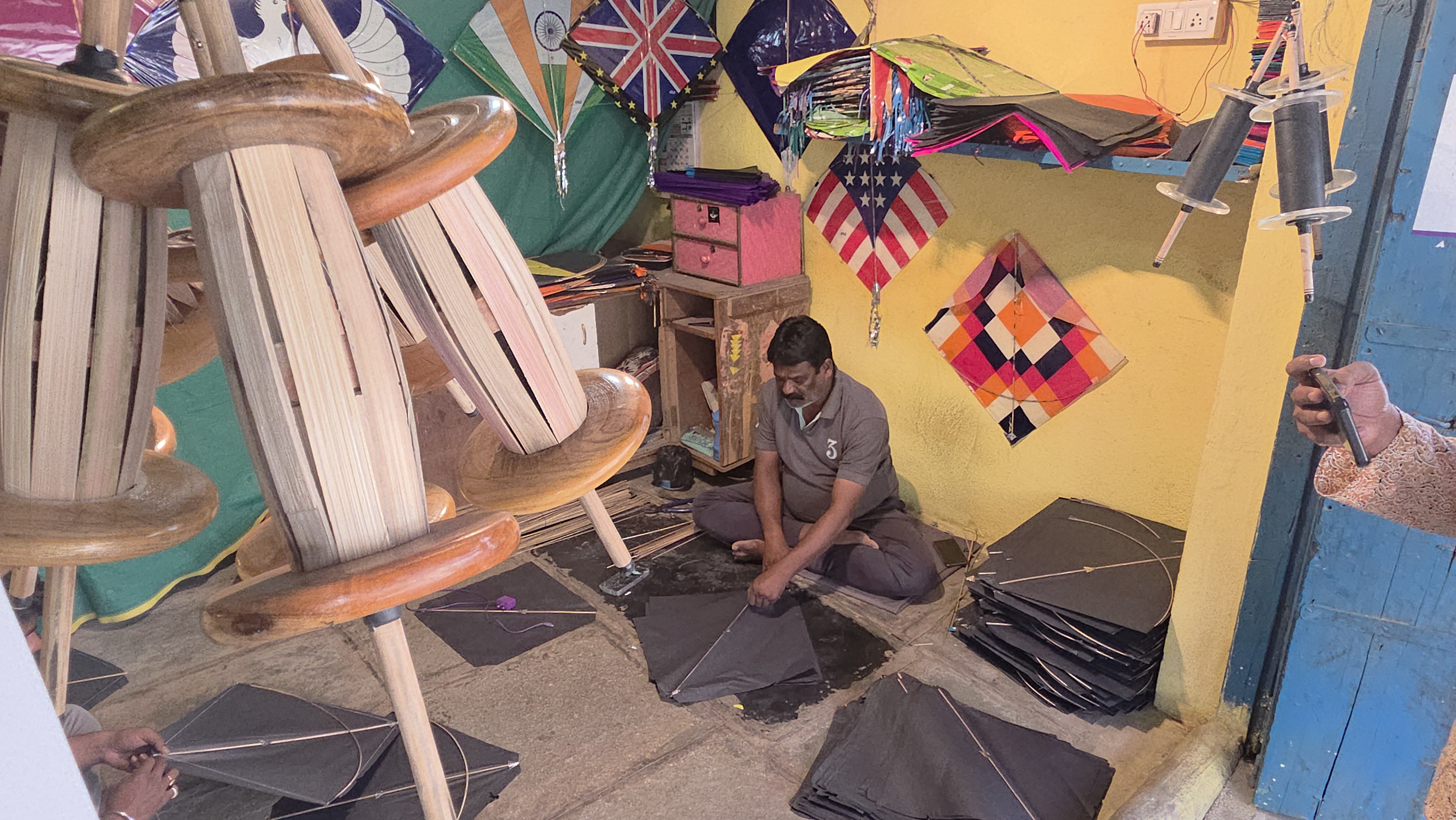 Many families are engaged in kite making year-round, but they are facing difficulties due to inflation in Chhatrapati Sambhajinagar
