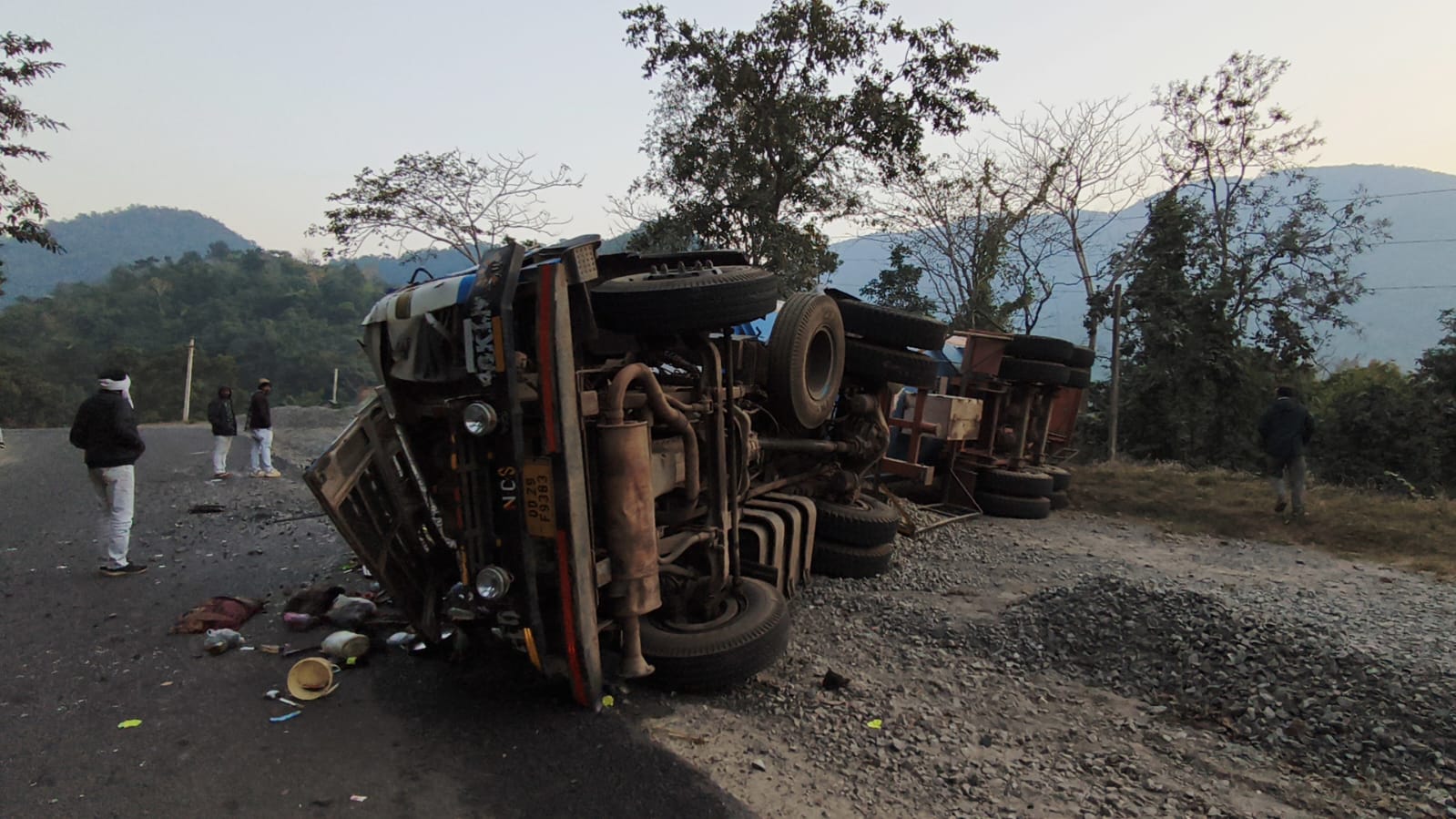 Gas leak fear grips as LPG gas tanker overturns near Banjarighati of Kalahandi