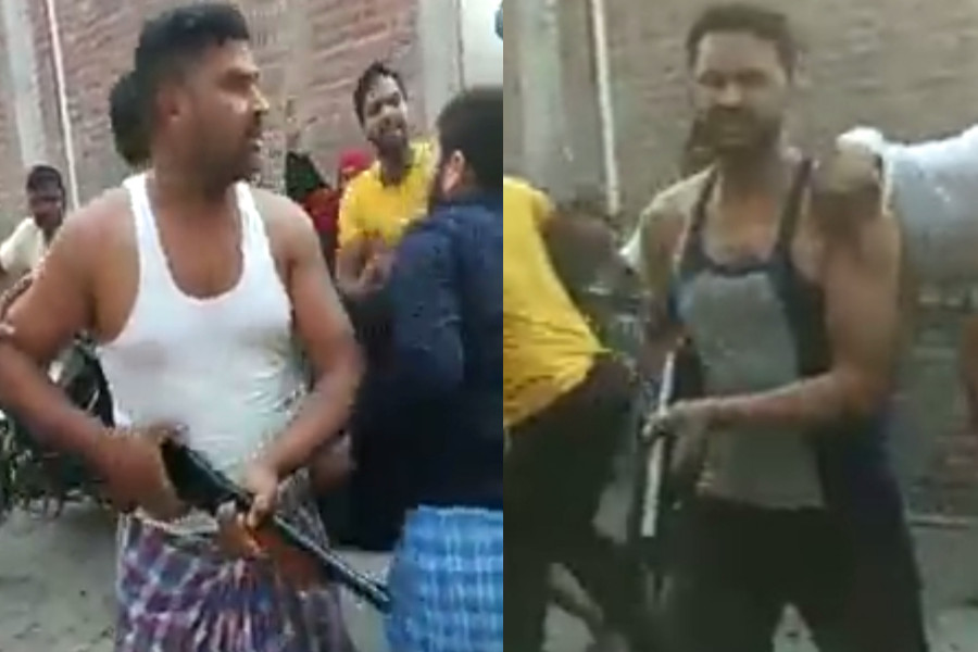 खुलेआम लहराए गए हथियार.