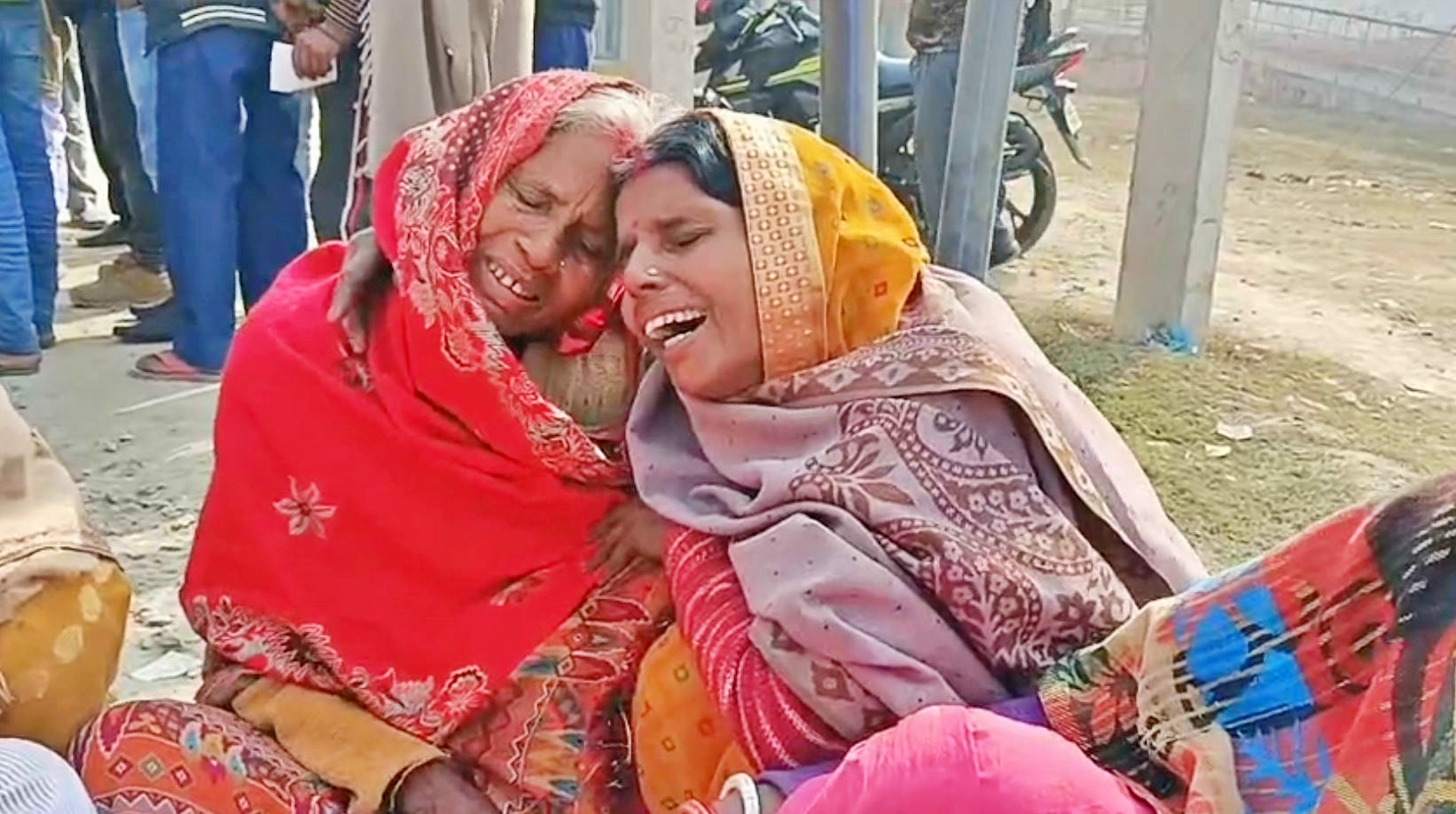 रोते बिलखते परिजन