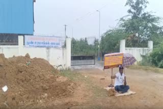 குடை பிடித்தபடி சமூக ஆர்வலர்  உண்ணாவிரத போராட்டம்