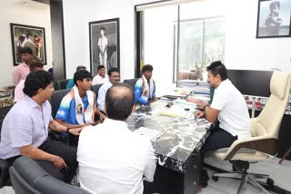 தமிழக வீரர்களை கவுரவித்த உதயநிதி ஸ்டாலின்