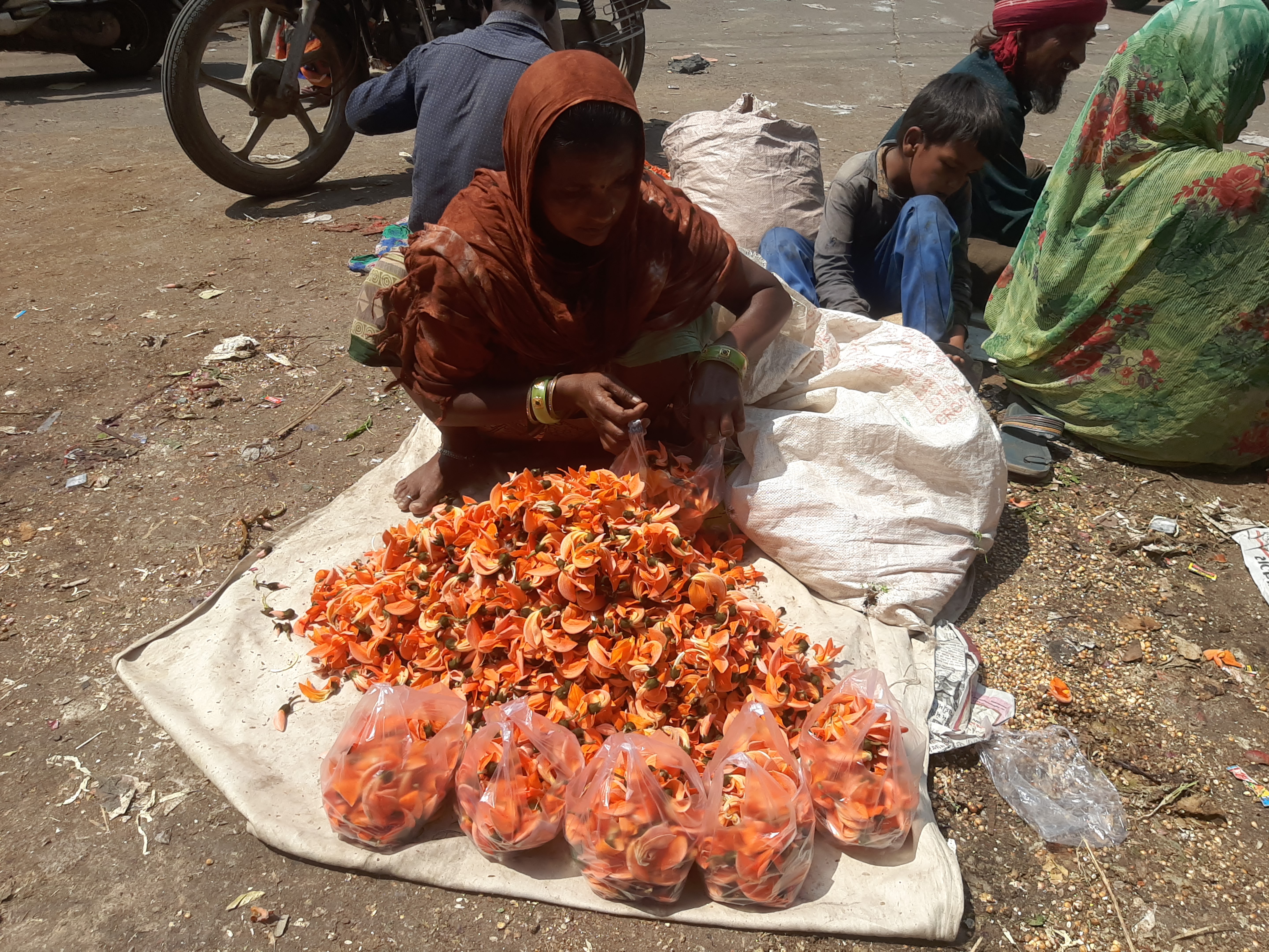 કેશુડાનું એક ઝબલુ 10 રૂપિયામાં વહેચાઈ રહ્યું છે