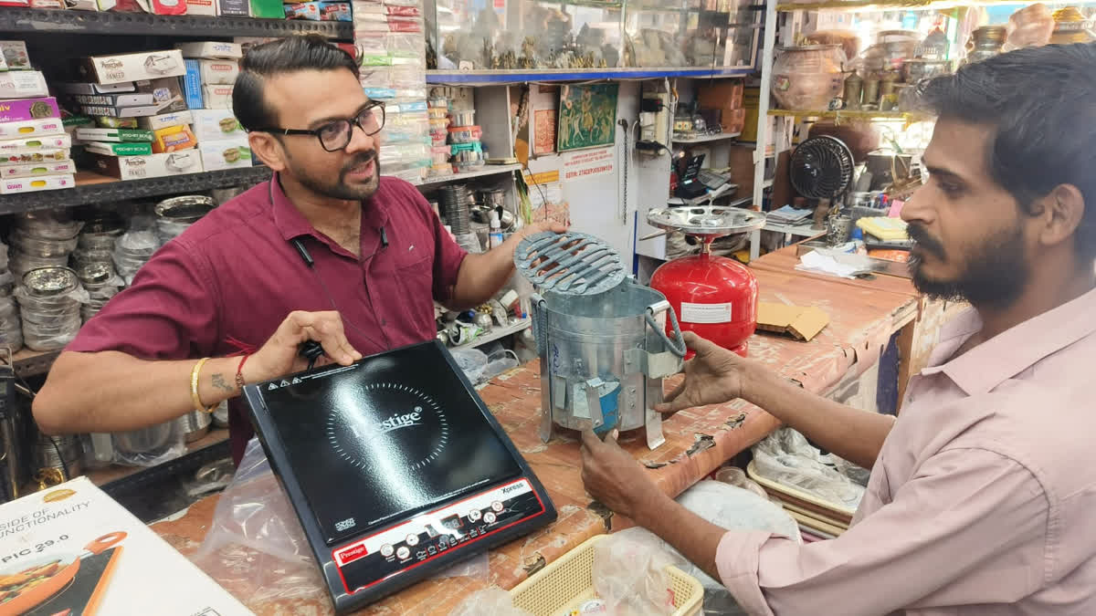 इंडक्शन शेगडी भांडी, कोळसा शेगडी, कोळशाची मागणी वाढली; हॉटेल व्यवसायिक नागरिकांनी इंधन टंचाईवर काढला पर्यायी मार्ग