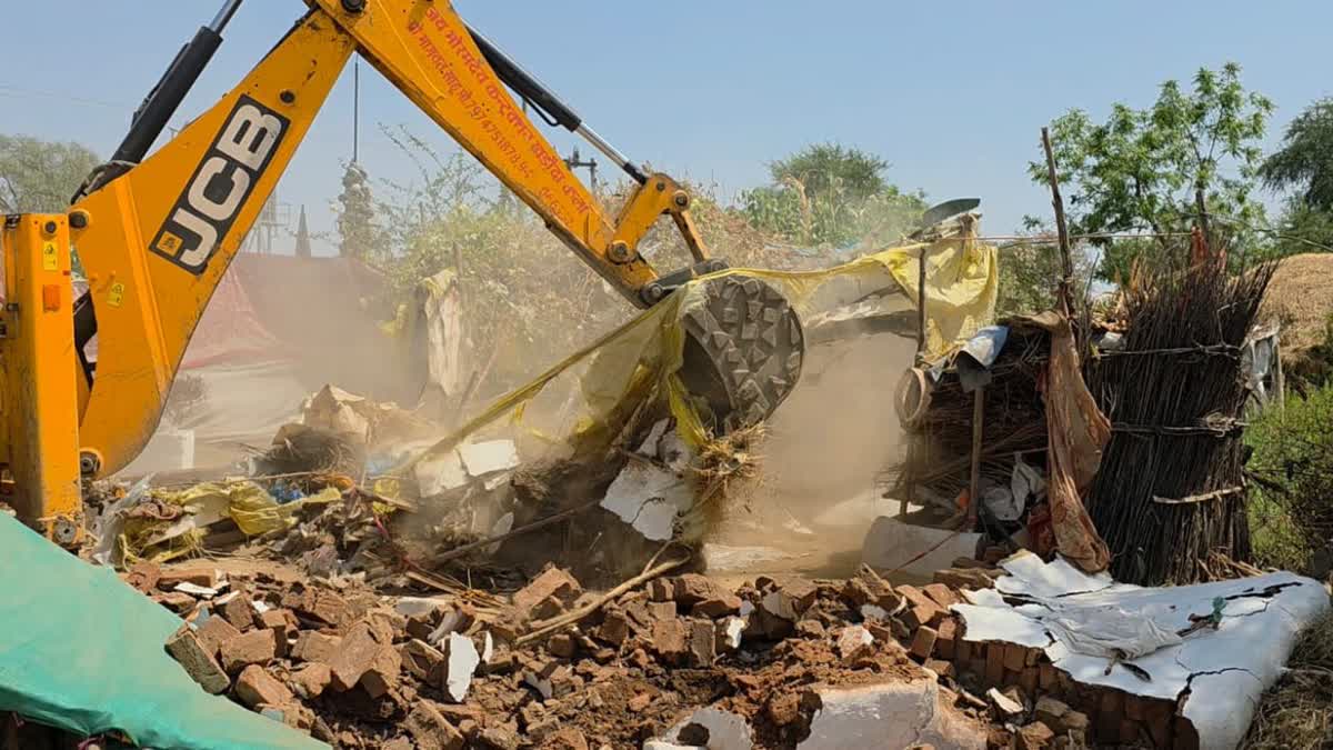 कबीरधाम में गोचर जमीन पर चला सरकार का बुलडोजर, करोड़ों की जमीन हुआ अतिक्रमण  मुक्त
