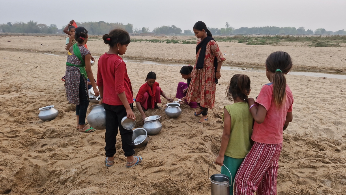 Jamui villagers digging pits for drinking water